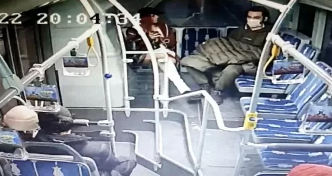 Metrobüste taciz iddiasına kadından tekme tokat dayak kamerada

