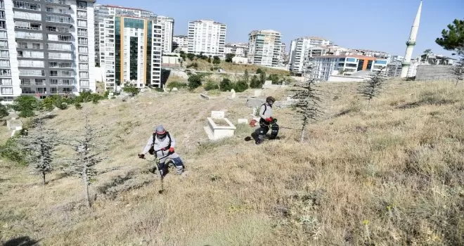 Mezarlıklar bayrama hazırlanıyor
