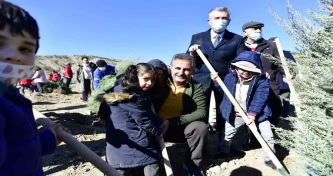 Milli Ağaçlandırma Günü’nde öğrenciler fidanları toprakla buluşturdu
