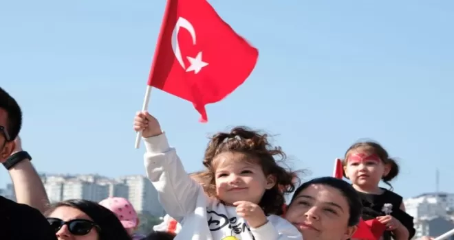 Milli İrade Meydanı çocukların neşesi ile cıvıl cıvıl
