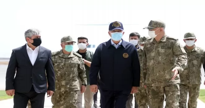 Milli Savunma Bakanı Akar beraberindeki komutanlarla Suriye sınırında
