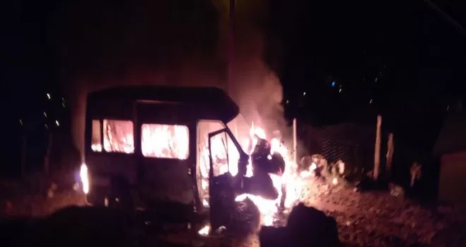 Minibüsünün yanışını gözyaşları ile izledi
