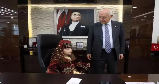 Minikler 11 ülkenin kıyafetlerini giydi

