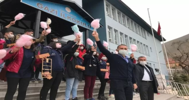 Motivasyon otobüsü, Hakkari’deki öğrencilerle buluştu
