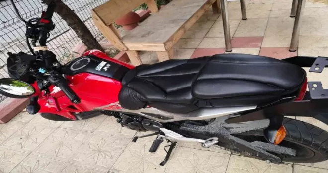 Motosiklet ile geldiler, başka motosikleti çalıp gittiler
