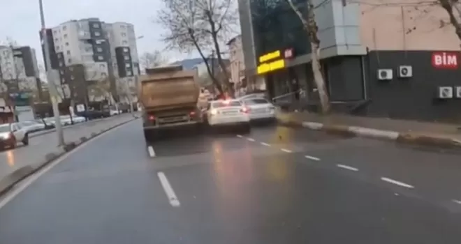 Motosiklet sürücüsü uyardı, saniyeler sonra kaza oldu
