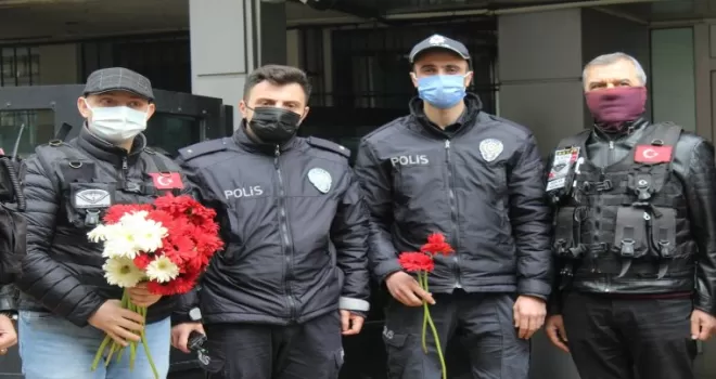 Motosikletçilerden polislere karanfil
