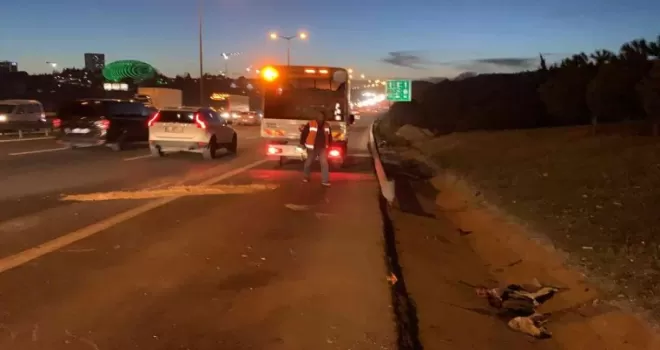 Motosikletli kurye emniyet şeridindeki araca çarptı: 1 ağır yaralı
