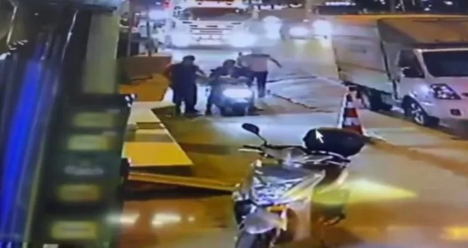 Motosikletli uyuşturucu torbacısı polise böyle yakalandı
