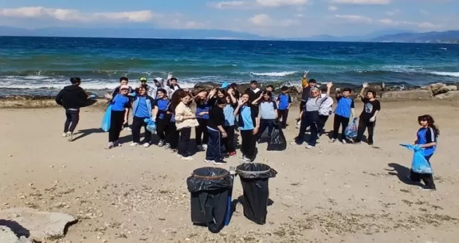 Mudanya’da ortaokul öğrencilerinden sahil temizliği