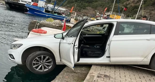 Mudanya Tirilye’de araç denize düşmekten son anda kurtarıldı!