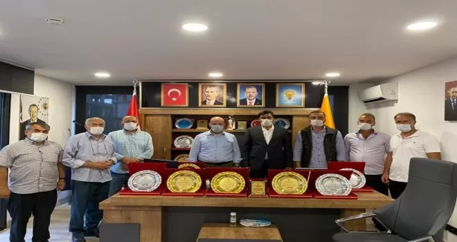 Muhtarlardan AK Parti Of İlçe Başkanı Terzioğlu’na plaket
