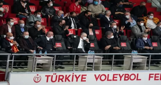 Mustafa Cengiz’den voleybol takımına destek
