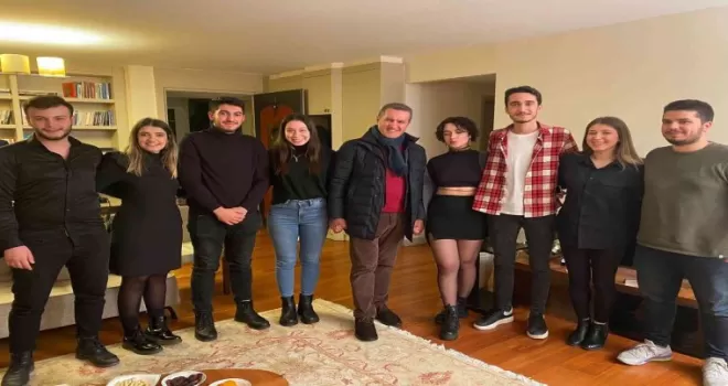 Mustafa Sarıgül yılbaşı gecesi evinde gençleri ağırladı
