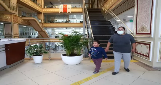 Mutluluğu bulduğu yerde oğluna şifa arıyor
