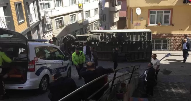 Nakliyat kamyonu sokak ortasına devrildi
