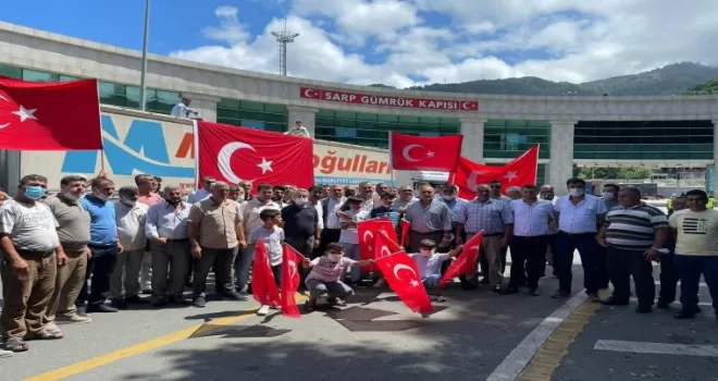 Nakliye şirketleri ve tır sürücüleri Sarp Sınır Kapısında eylem yaptı
