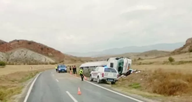 Nallıhan Ankara Karayolunda tır devrildi; 1 Yaralı
