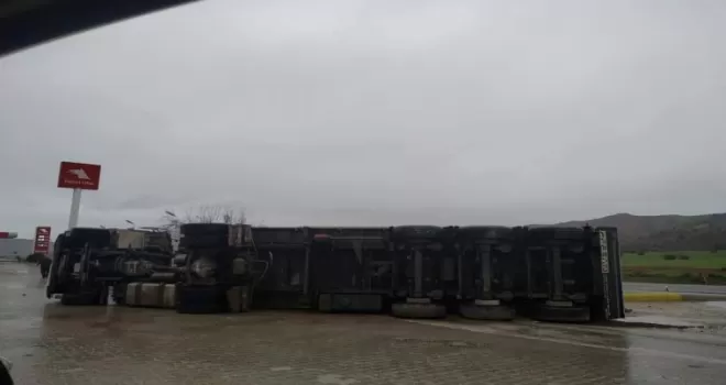 Nallıhan Ankara karayolunda tır devrildi
