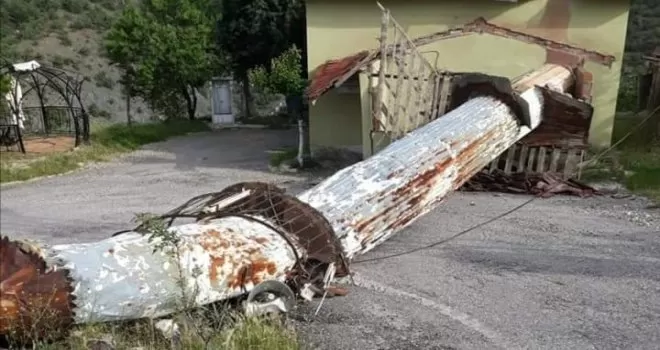 Nallıhan’da bir evin çatısına minare düştü
