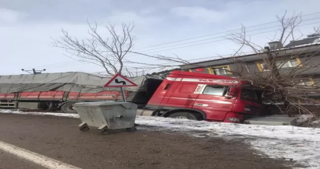 Nallıhan’da bir tır şarampole düştü
