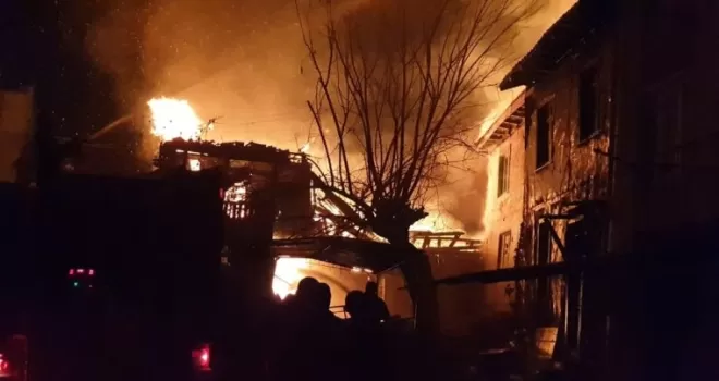 Nallıhan’da çıkan yangında 2 ev yandı: 1 yaralı
