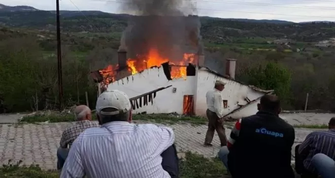 Nallıhan’da çıkan yangında bir ev kül oldu
