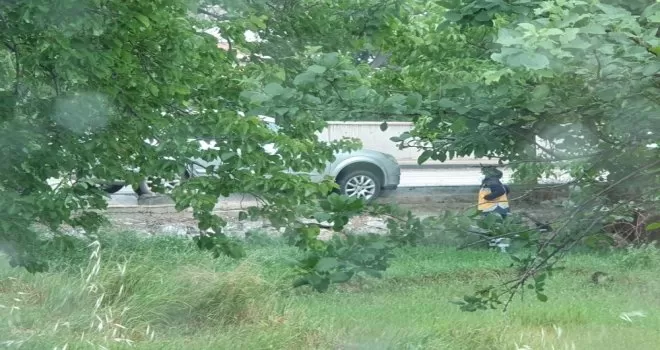 Nallıhan’da kaza yapan araç arsaya uçmaktan son anda kurtuldu
