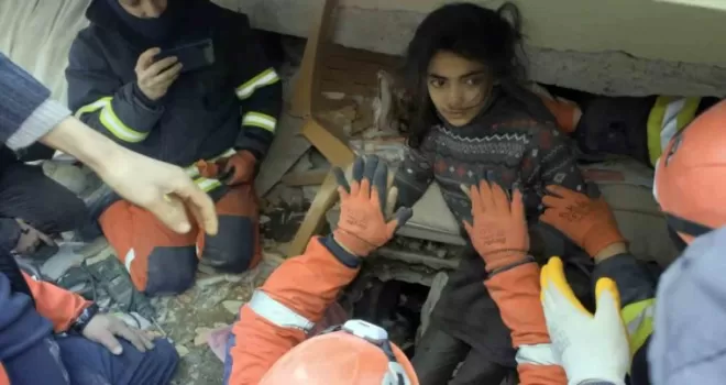 Nefesler tutuldu, Fatma 84 saat sonra enkazdan kurtarıldı: “Fatma, çak bir beşlik“
