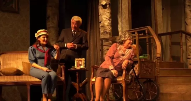 Nevra Serezli’yi sahnelere döndüren “Ağaçlar Ayakta Ölür“ Türkiye turnesinde
