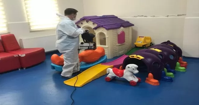 Nezaket Kreş Okulu belediye ekipleri tarafından dezenfekte edildi
