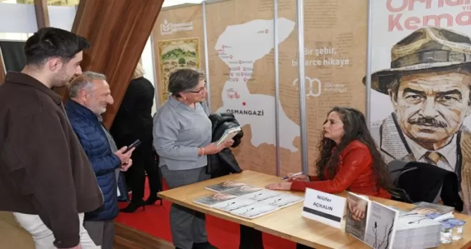 Nilüfer Açıkalın Bursa’da Osmangazi standında okurlarıyla buluştu