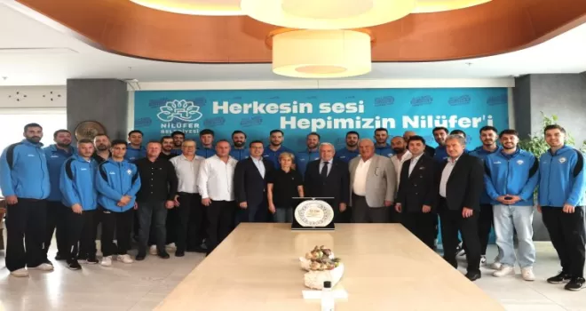 Nilüferli hentbolcular başarılarını Başkan Özdemir’le paylaştı