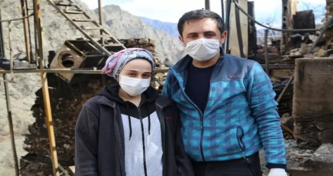 Nişanlı çift yangın enkazında altınlarını aradı