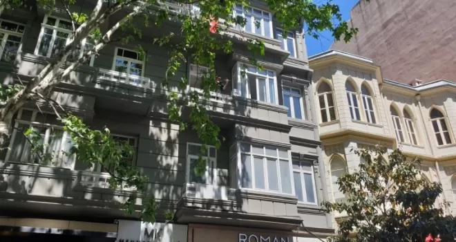 Nişantaşı’nda sanatçıdan balkonda 19 Mayıs konseri
