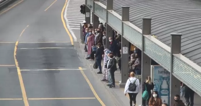 Normalleşmenin ilk sabahı metrobüs durağında insan yoğunluğu
