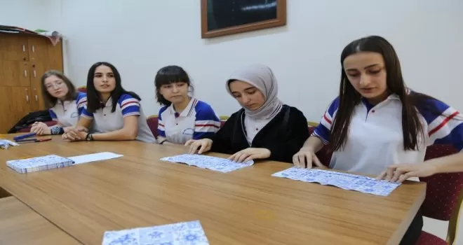 Öğrenciler Korona virüsüne karşı kendi maskelerini yaptı
