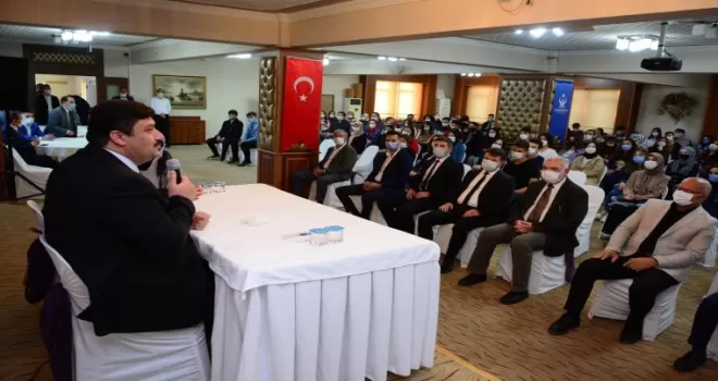 Öğretmen Başkan’dan üniversitelilere burs
