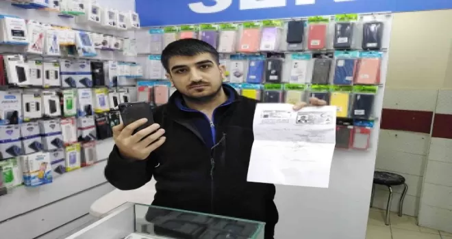 Öğretmen, genç kızın telefonunu çaldı
