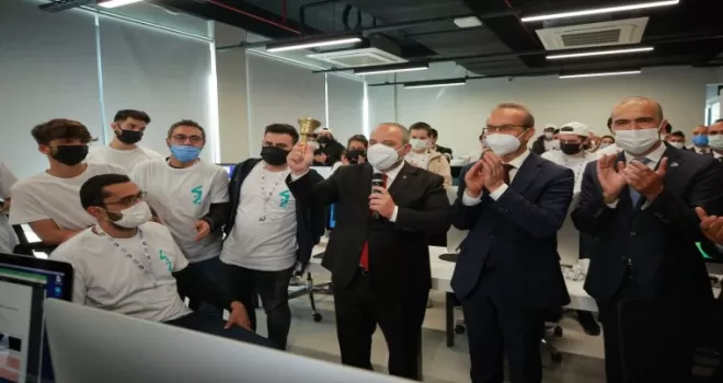 Öğretmensiz ve iş garantili yazılım okulunun ilk ders zili çaldı
