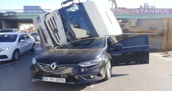 Okmeydanı’nda hafriyat kamyonu otomobilin üzerine devrildi
