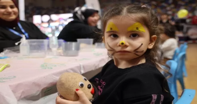 “Okula Bi’ Mola“, İzmit’te salona sığmadı