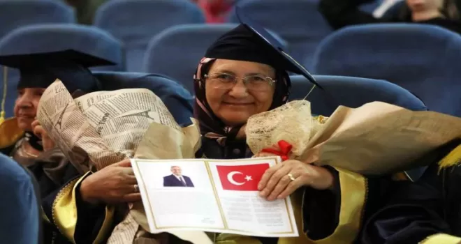 Okuma-yazma öğrenen kadınlar kep atarak sertifika almanın mutluluğunu yaşadı
