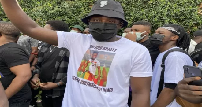 Öldürülen Afrikalı genci anmak için toplandılar
