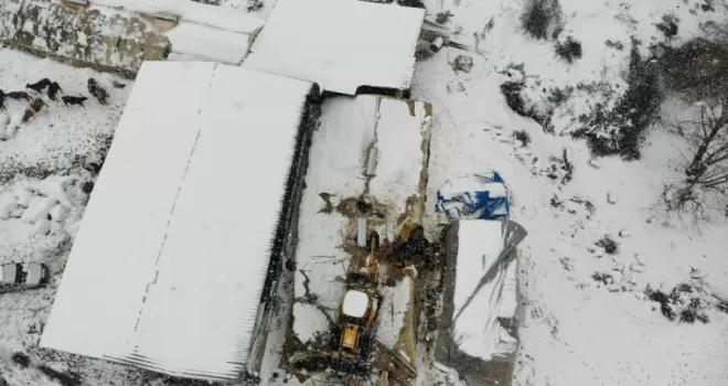Ömerli’de çatısı çöken ahır havadan görüntülendi

