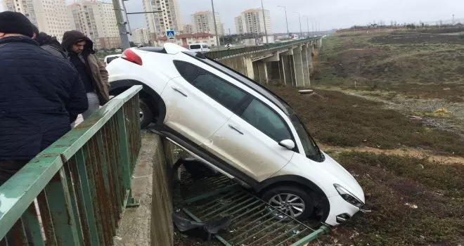 Önce demir korkuluklara çarptı sonra askıda kaldı
