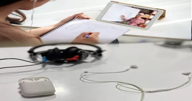Online eğitimde kulaklıklara dikkat
