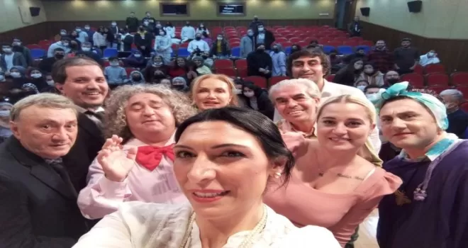 Orasını es geç sahnede...
