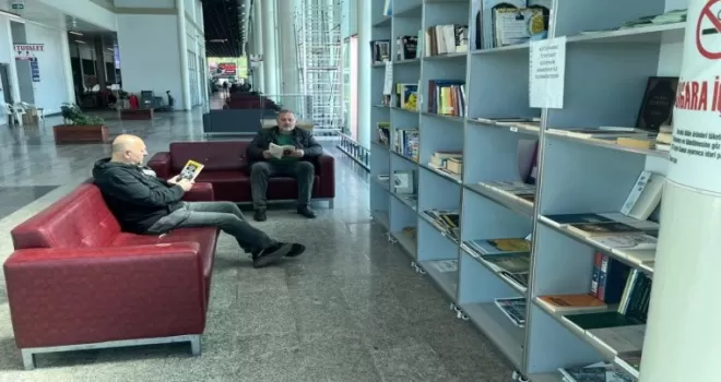 Ordu’da yolcular otobüslerini kitap okuyarak bekliyor