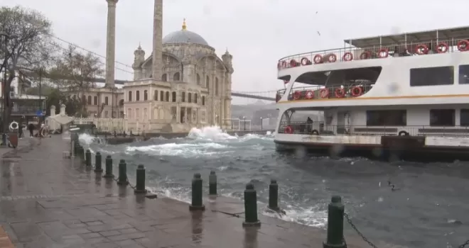 Ortaköy’de kıyıyı döven dalgalar görüntülendi

